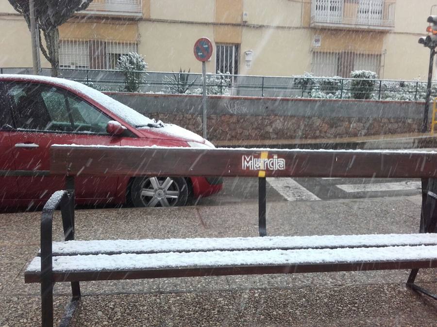 Momento en el que empieza a cuajar la nieve en la pedanía murciana de Algezares.