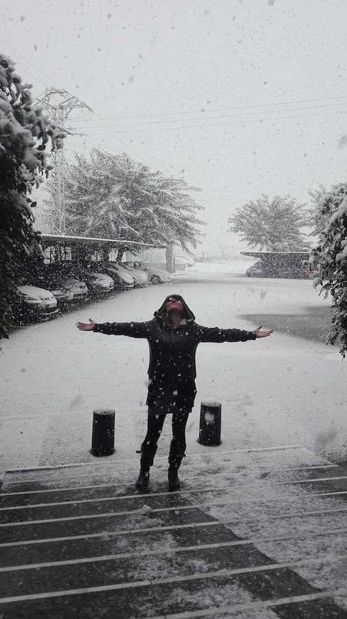 Ana Pellicer bajo los copos de nieve.
