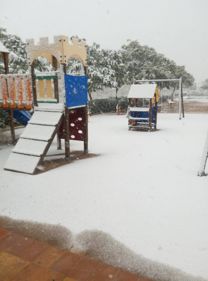 Parque infantil de El Palmar cubierto de nieve.