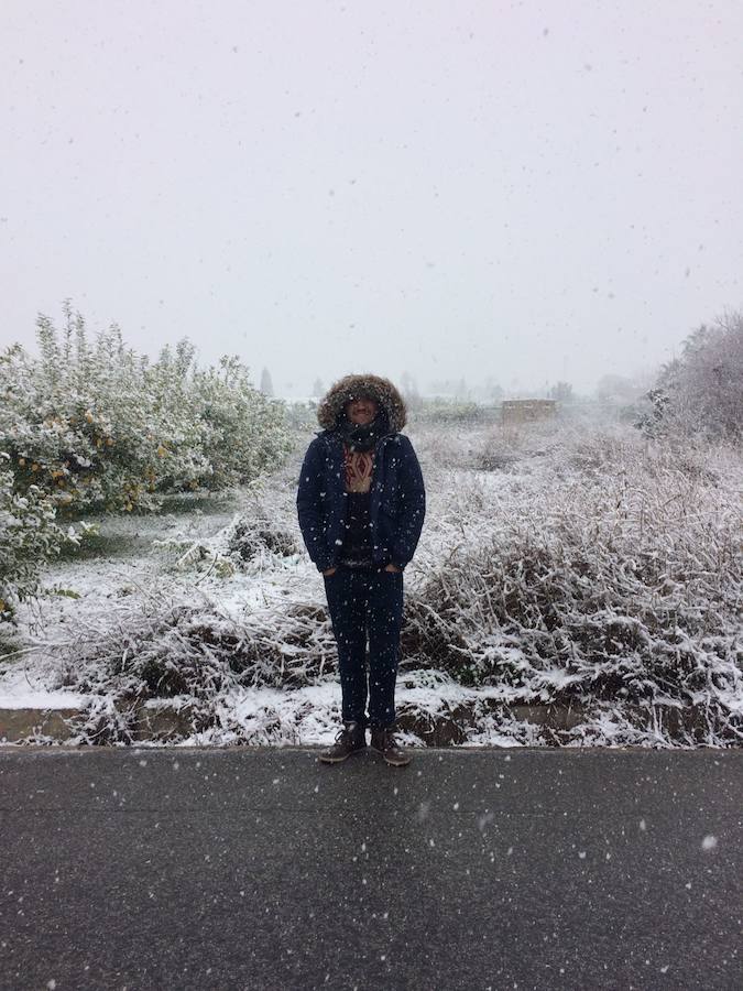 Juan José Vidal en Aljucer mientras caen copos de nieve.