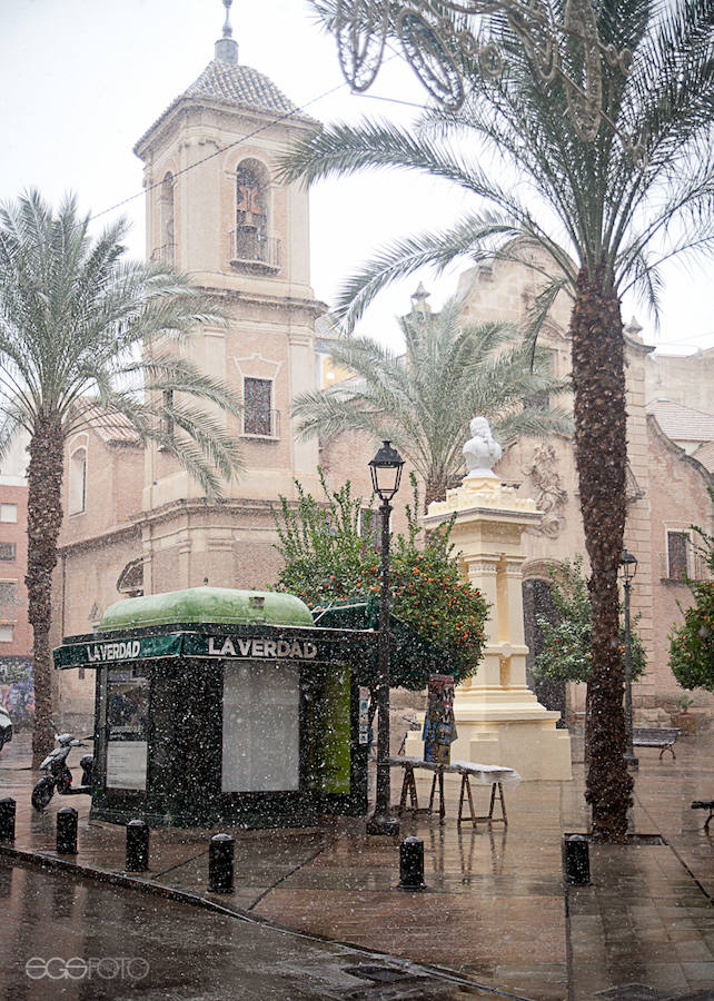 Imagen de los copos de nieve cayendo en la plaza de Santa Eulalia de Murcia.