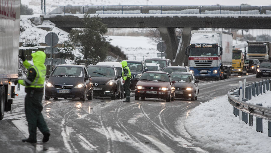 La nieve causa grandes retenciones en el interior de la provincia