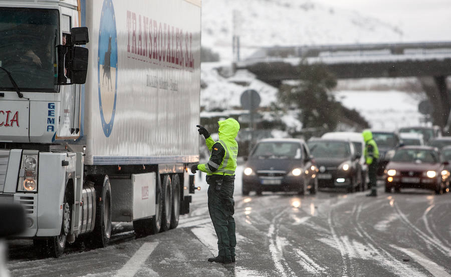 La nieve causa grandes retenciones en el interior de la provincia