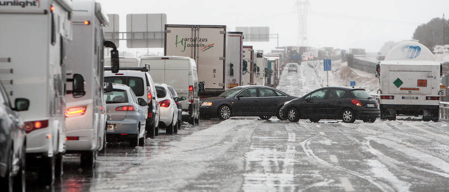 La nieve causa grandes retenciones en el interior de la provincia