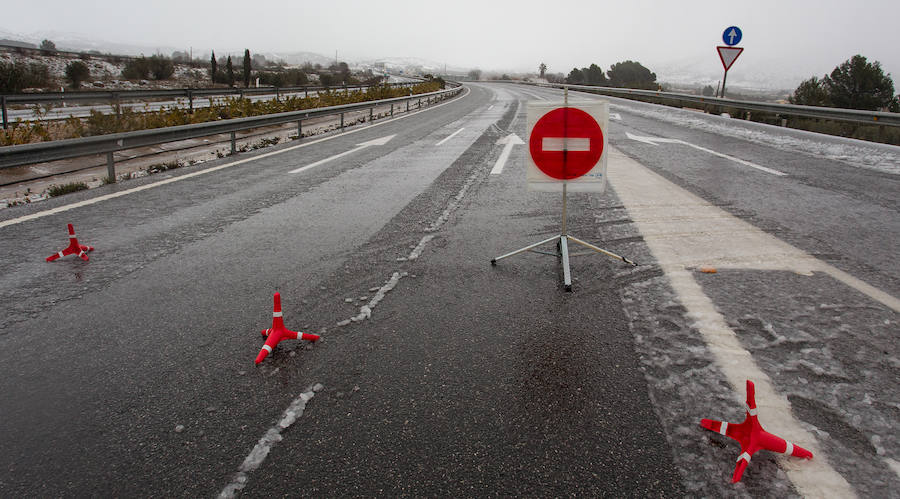 La nieve causa grandes retenciones en el interior de la provincia