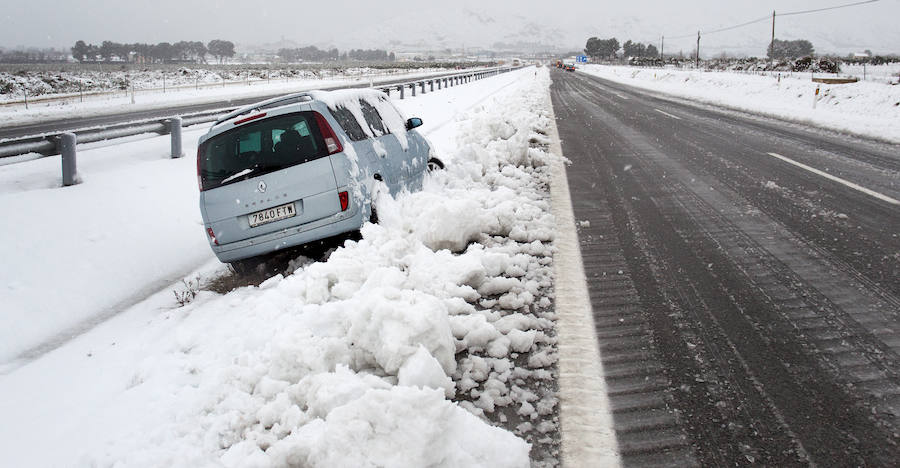 La nieve causa grandes retenciones en el interior de la provincia