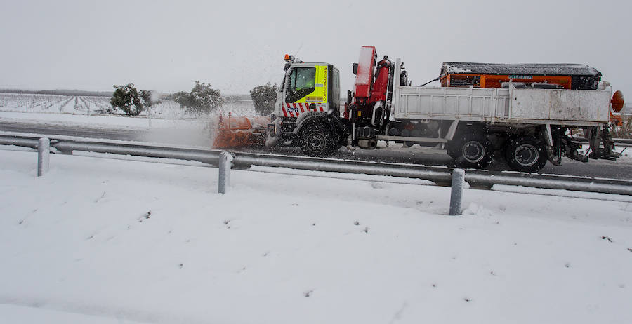 La nieve causa grandes retenciones en el interior de la provincia