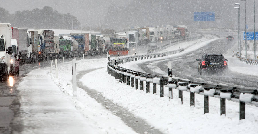 La nieve causa grandes retenciones en el interior de la provincia