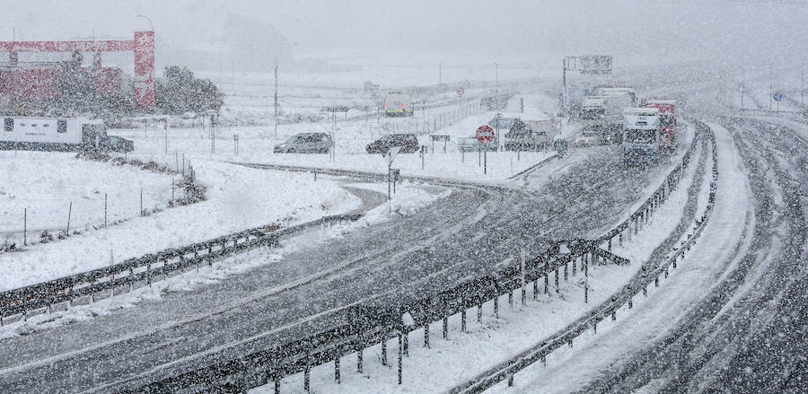 La nieve causa grandes retenciones en el interior de la provincia