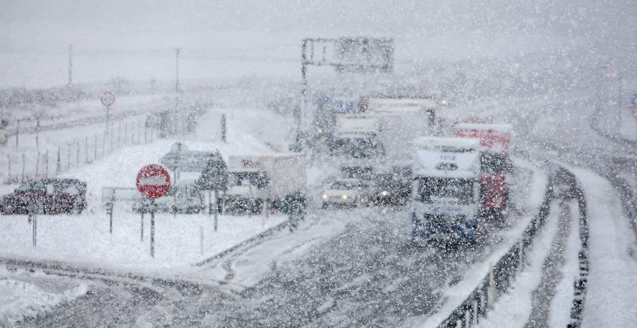 La nieve causa grandes retenciones en el interior de la provincia