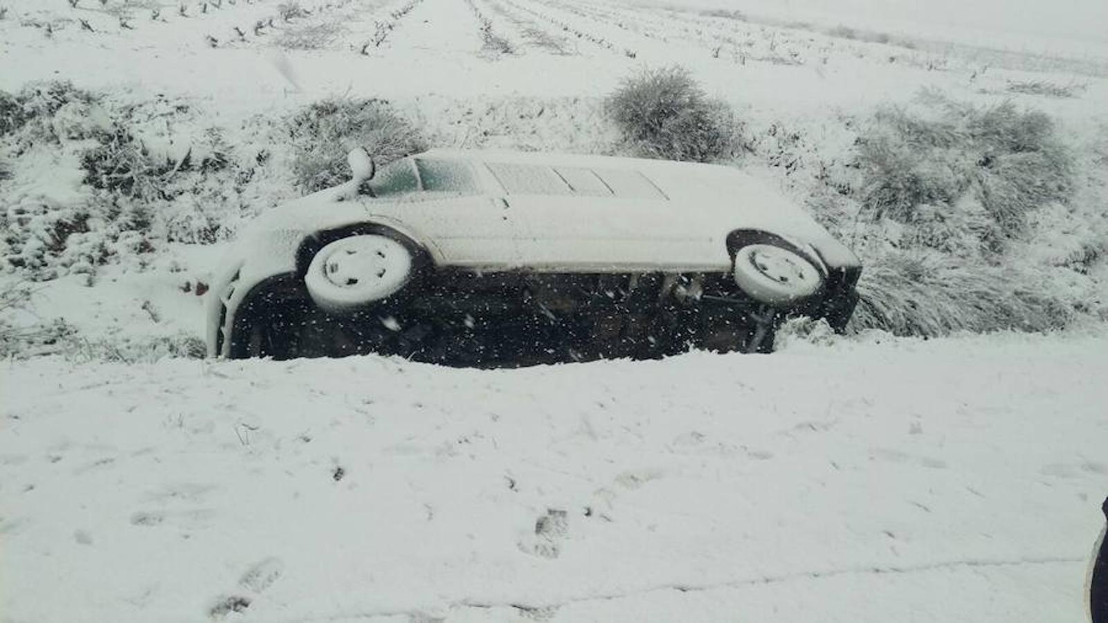 Un coche volcado a causa del temporal en la Sierra de El Carche.
