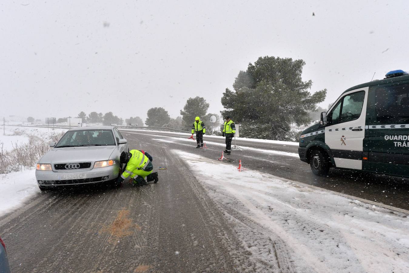 La nieve corta las carreteras en Lorca