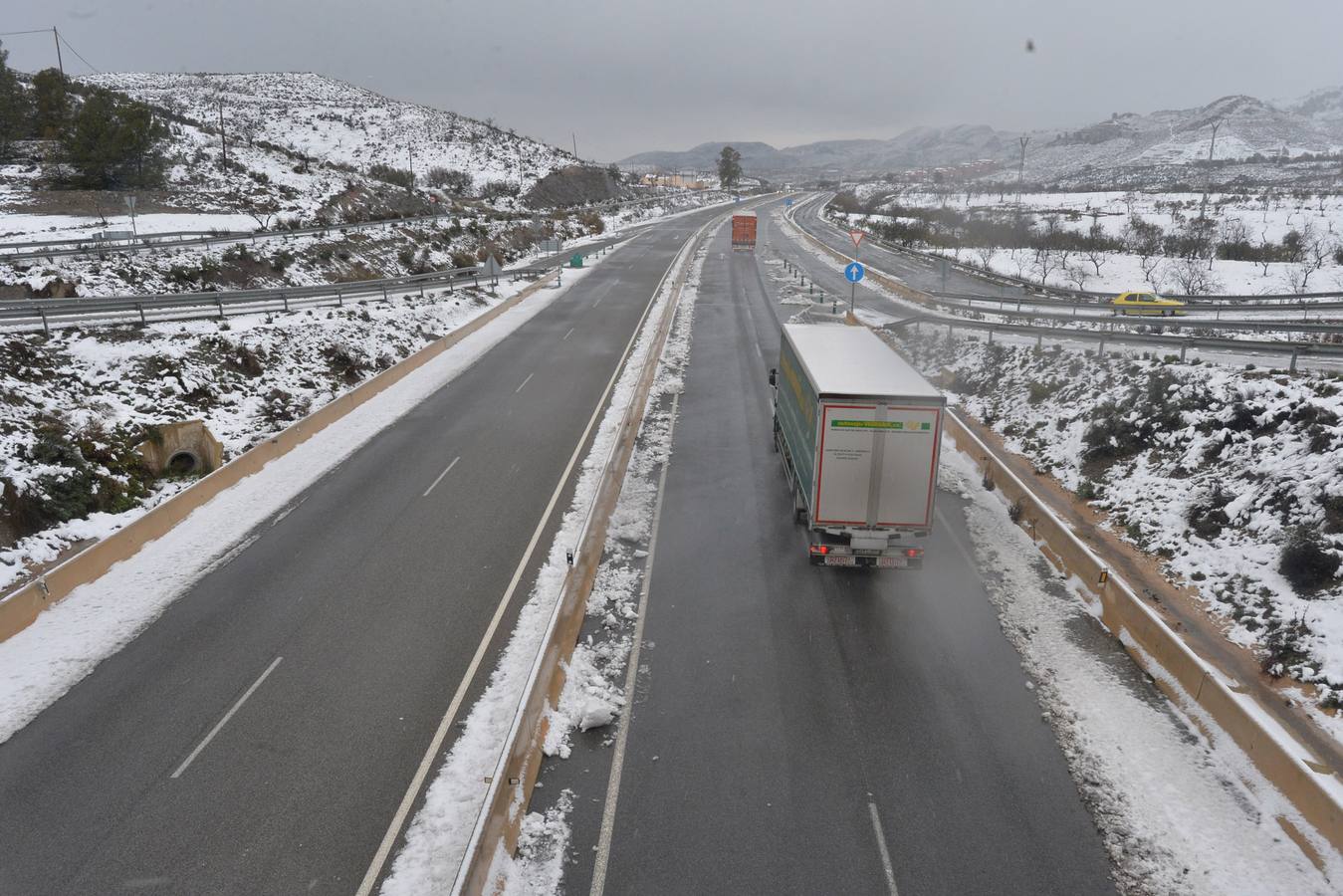 La nieve corta las carreteras en Lorca