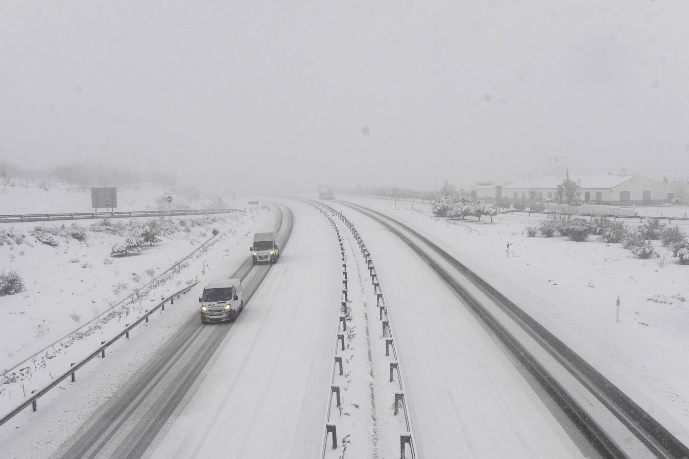 La nieve lleva el caos a las carreteras