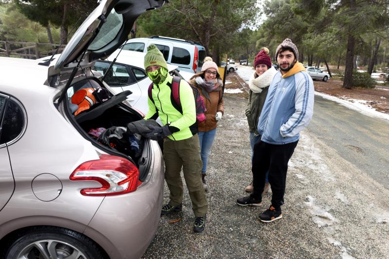 Cuatro jóvenes visitan Sierra Espuña para disfrutar de la nieve.