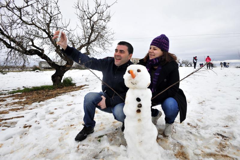 Una pareja haciéndose un 'selfie' con un muñeco de nieve en Bullas.