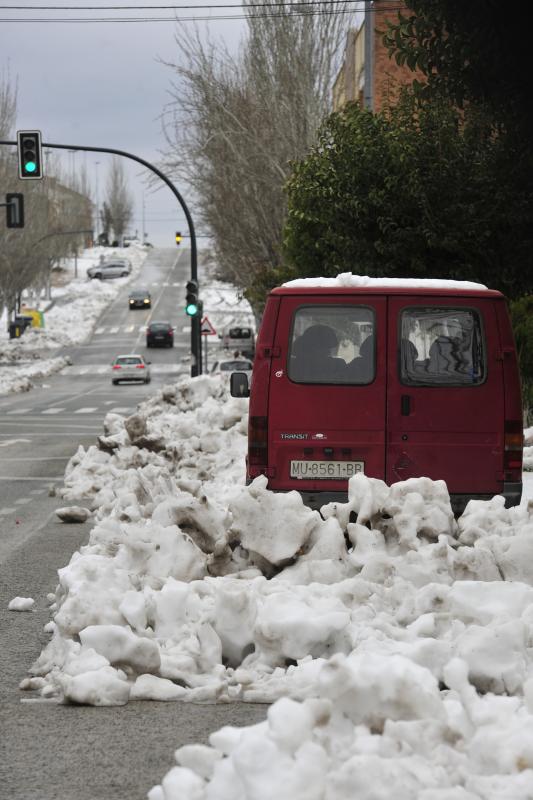 Un vehículo aparcado entre nieve en Bullas.