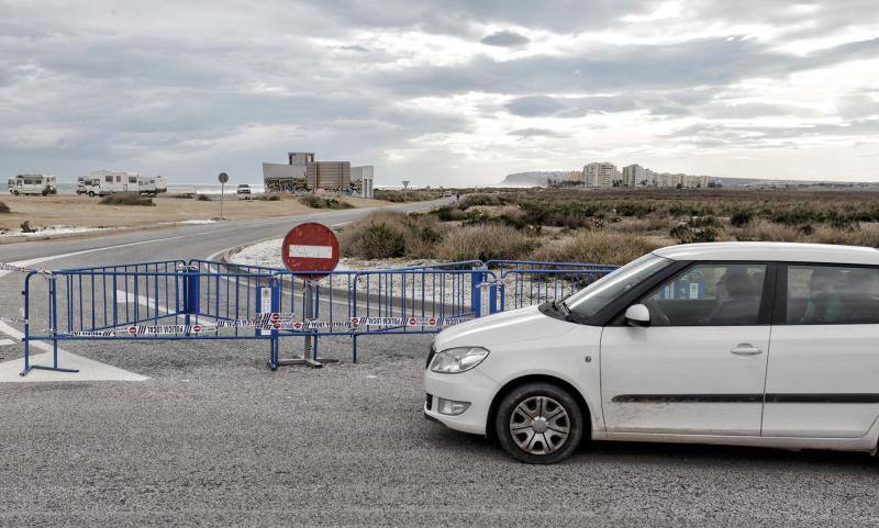 El temporal de viento y lluvia causa destrozos en playas, corta carreteras y desborda cauces