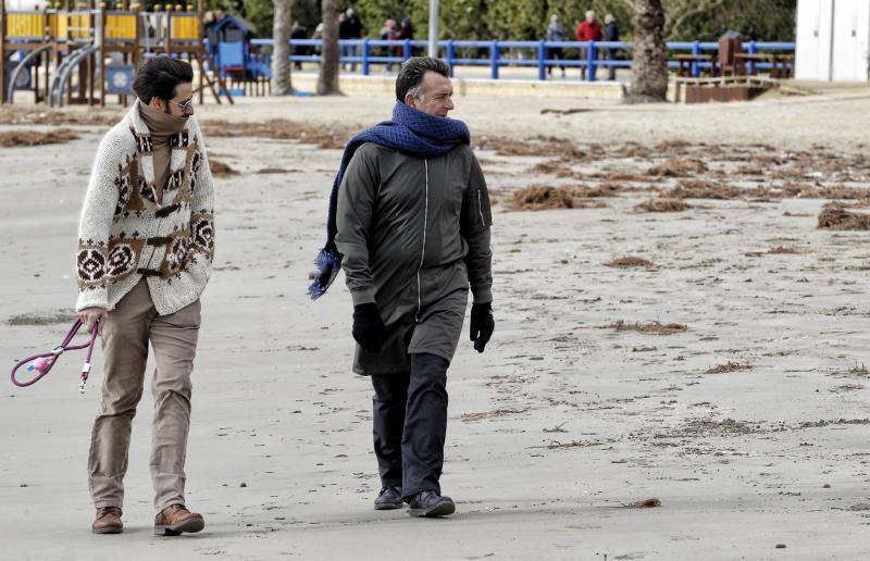 El temporal de viento y lluvia causa destrozos en playas, corta carreteras y desborda cauces