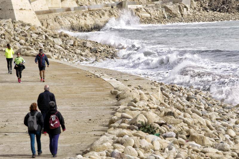 El temporal de viento y lluvia causa destrozos en playas, corta carreteras y desborda cauces