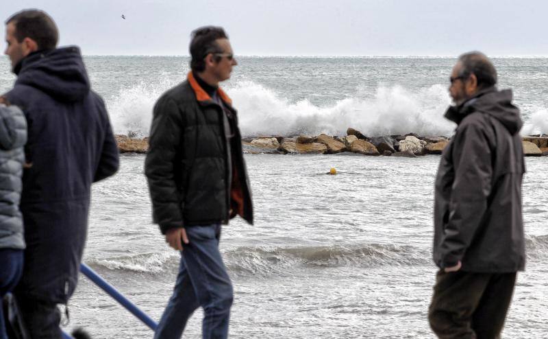 El temporal de viento y lluvia causa destrozos en playas, corta carreteras y desborda cauces