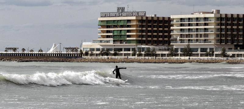 El temporal de viento y lluvia causa destrozos en playas, corta carreteras y desborda cauces