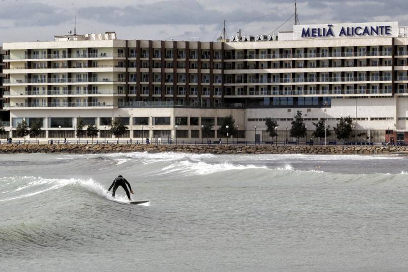 El temporal de viento y lluvia causa destrozos en playas, corta carreteras y desborda cauces