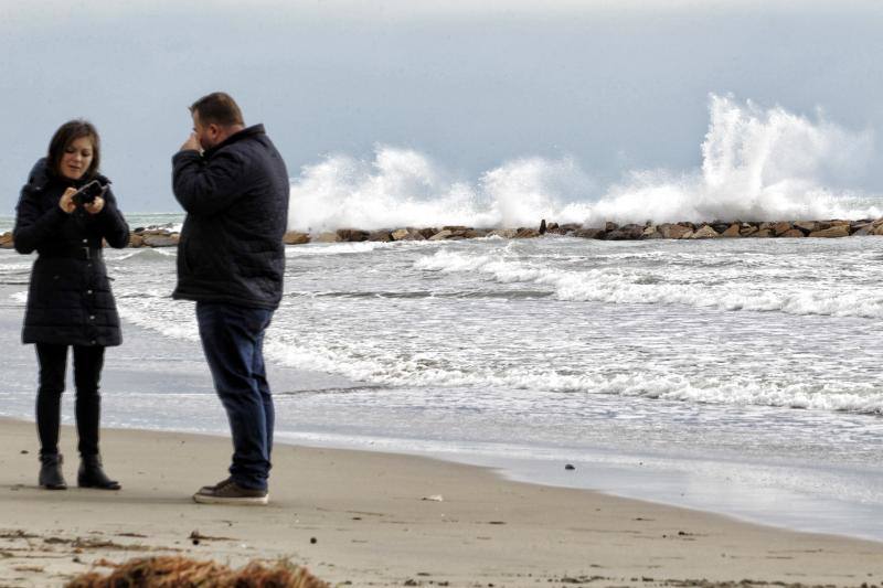 El temporal de viento y lluvia causa destrozos en playas, corta carreteras y desborda cauces