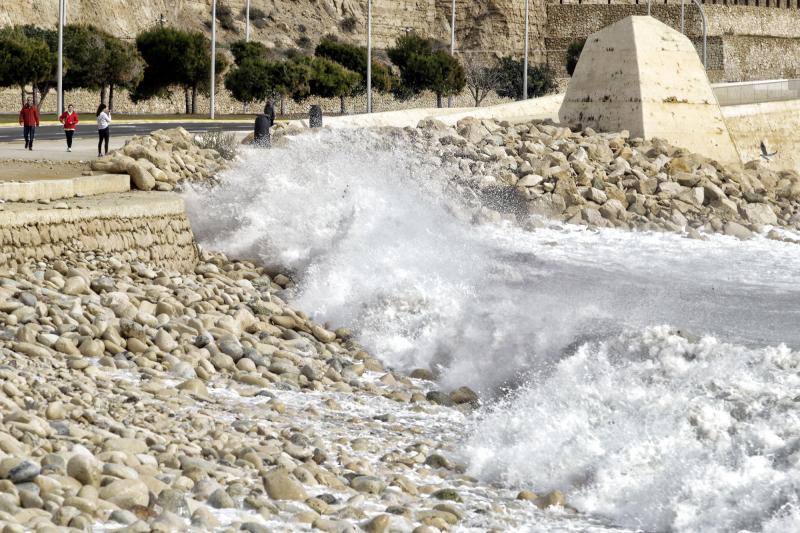 El temporal de viento y lluvia causa destrozos en playas, corta carreteras y desborda cauces