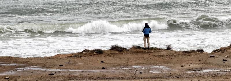 El temporal de viento y lluvia causa destrozos en playas, corta carreteras y desborda cauces