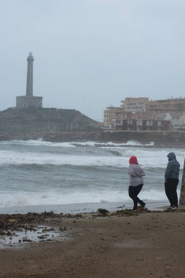 Fuertes vientos y olas de cuatro metros en la costa