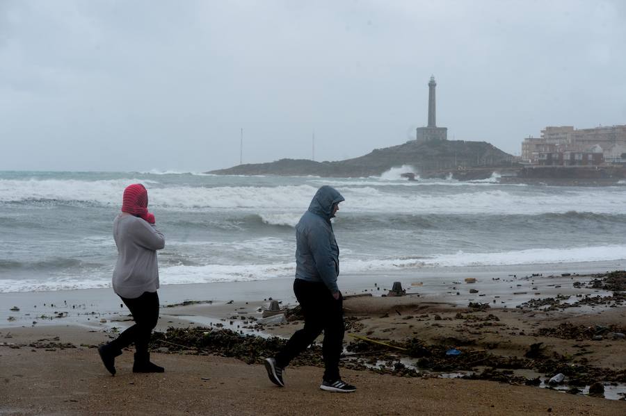 Fuertes vientos y olas de cuatro metros en la costa