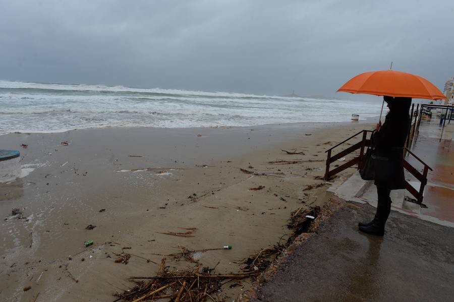 Fuertes vientos y olas de cuatro metros en la costa