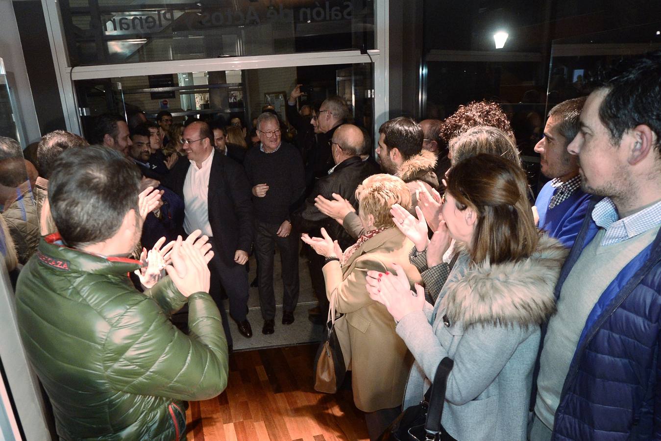 Sánchez y Valcárcel, protagonistas del encuentro con los compromisarios del PP