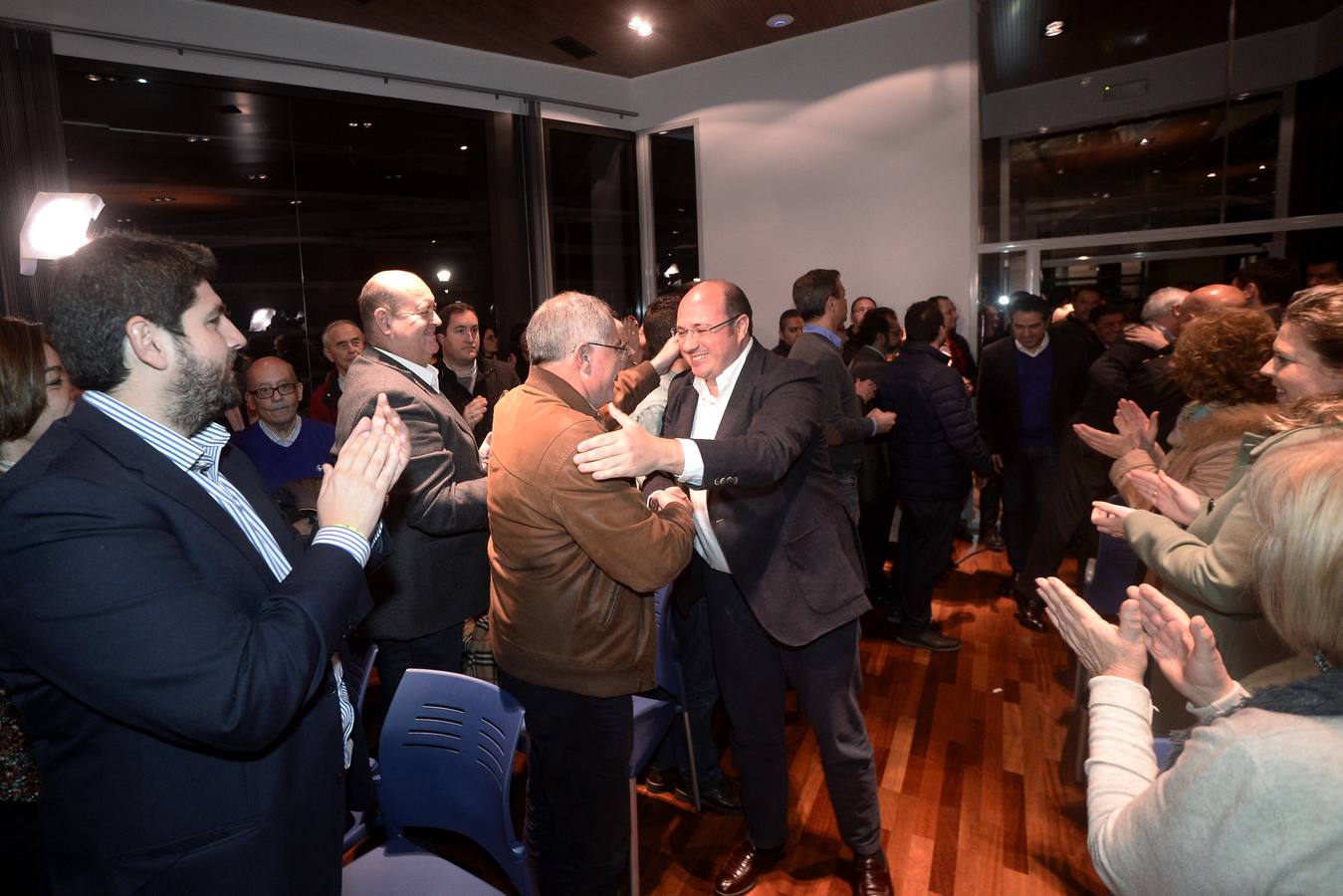 Sánchez y Valcárcel, protagonistas del encuentro con los compromisarios del PP