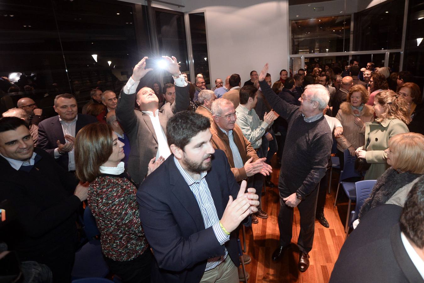 Sánchez y Valcárcel, protagonistas del encuentro con los compromisarios del PP