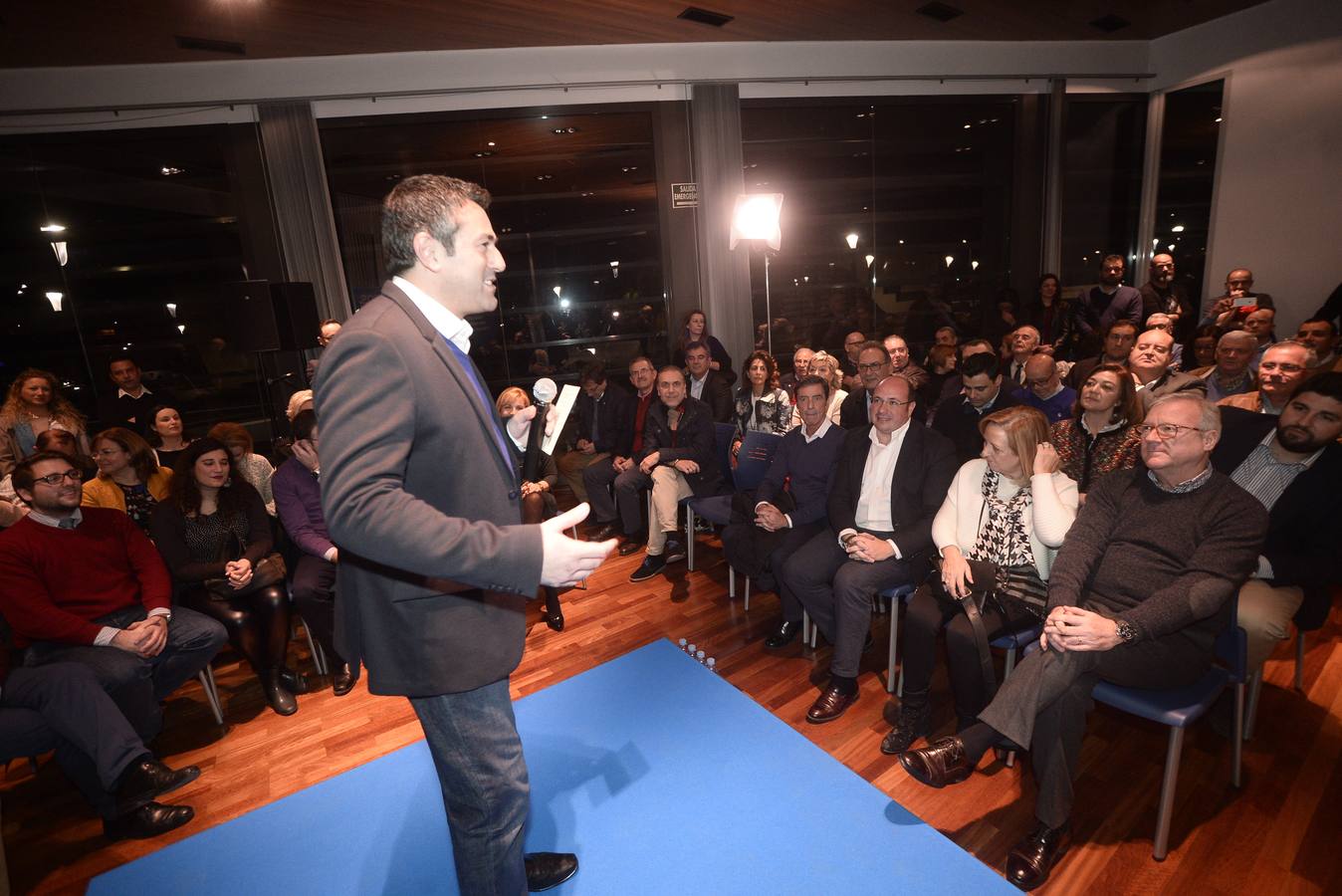 Sánchez y Valcárcel, protagonistas del encuentro con los compromisarios del PP