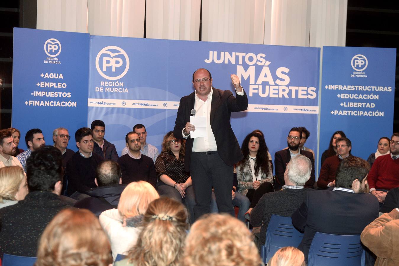 Sánchez y Valcárcel, protagonistas del encuentro con los compromisarios del PP