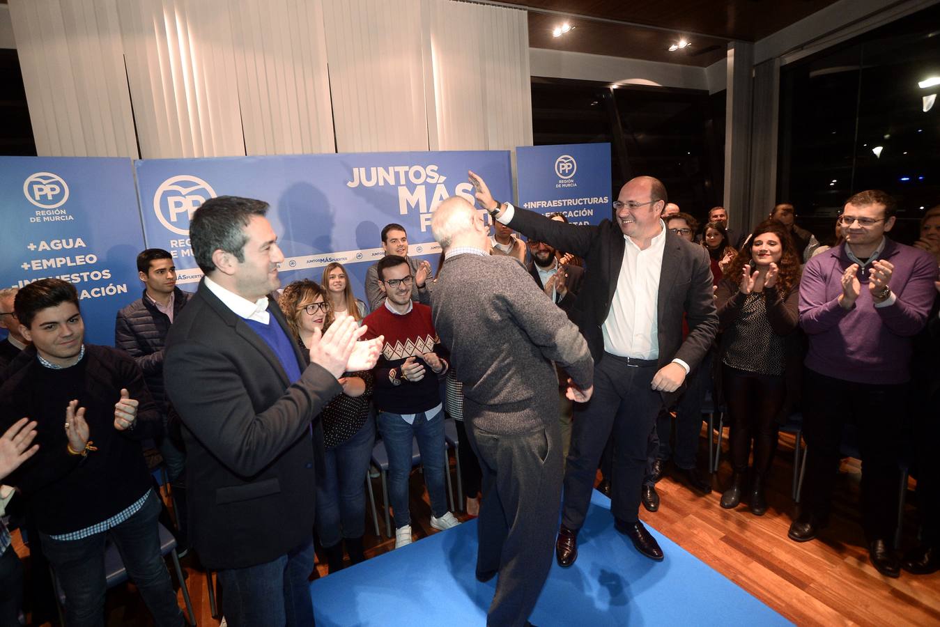 Sánchez y Valcárcel, protagonistas del encuentro con los compromisarios del PP