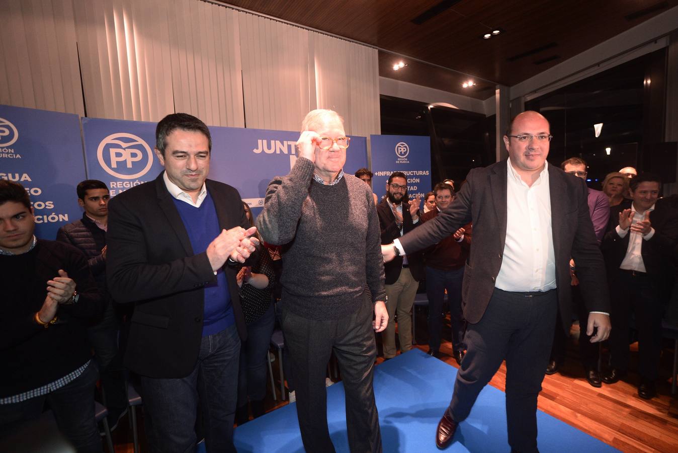 Sánchez y Valcárcel, protagonistas del encuentro con los compromisarios del PP