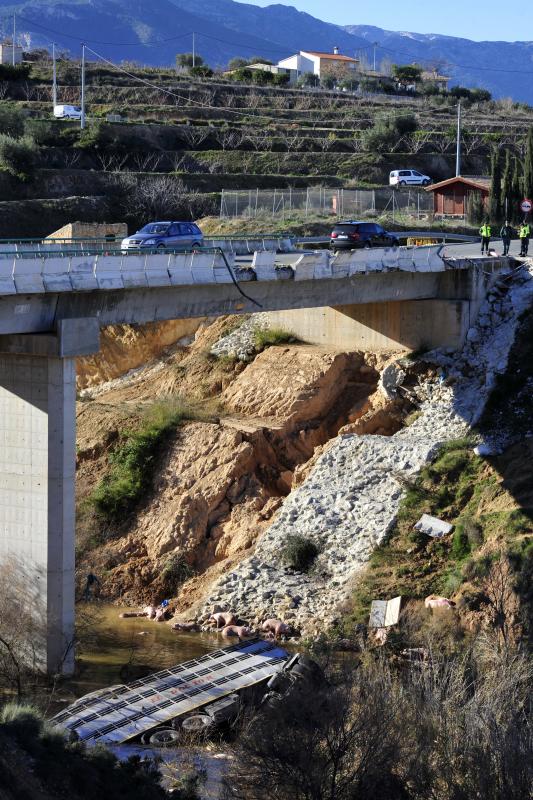 Fallece un camionero al precipitarse por un barranco en Pliego