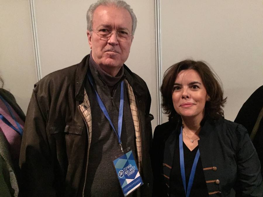 El doctor Pedro Orenes, invitado en el congreso del PP, con Soraya Sáenz de Santamaría.