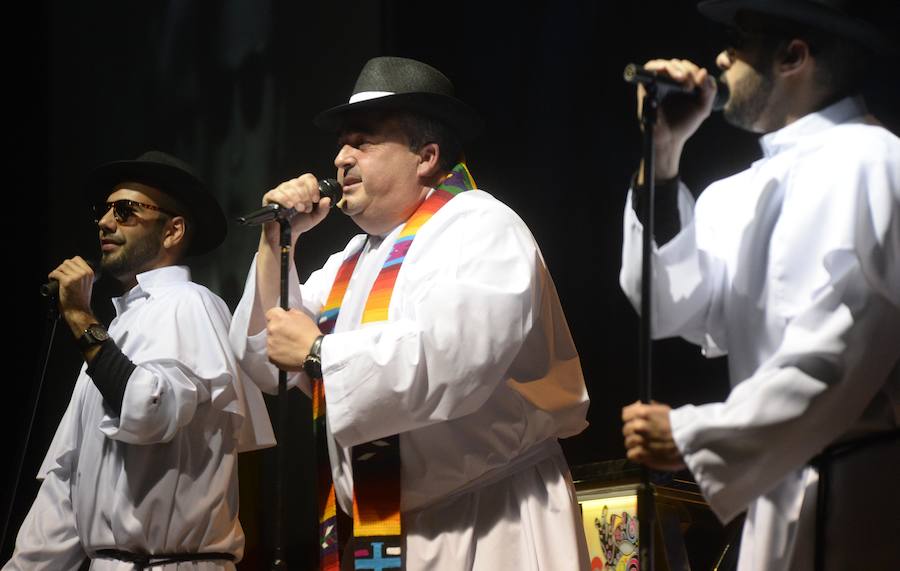 El concejal de Festejos «oficia» el pregón de Carnaval vestido de cura