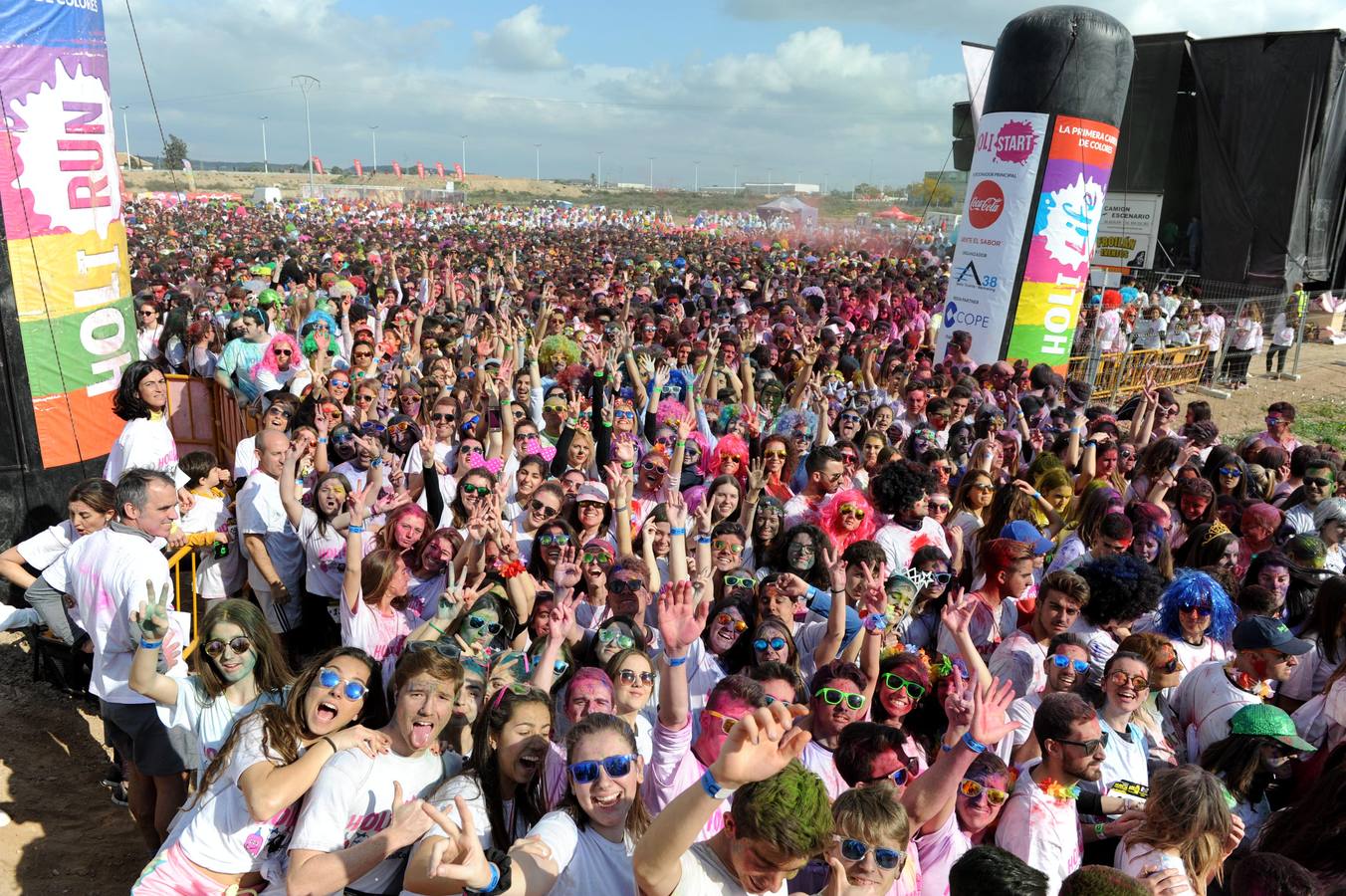 Explosión de polvos de colores en Cabezo de Torres