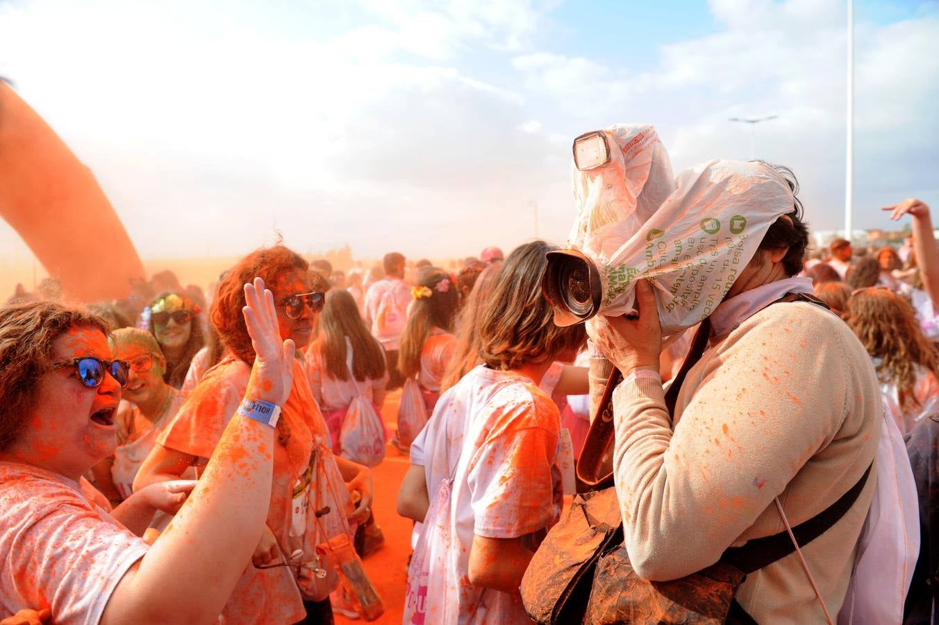 Explosión de polvos de colores en Cabezo de Torres