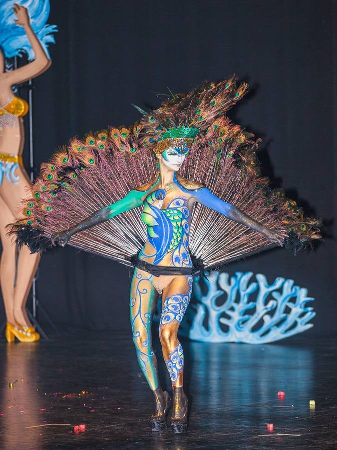 Elegancia y color en los trajes de papel en Águilas