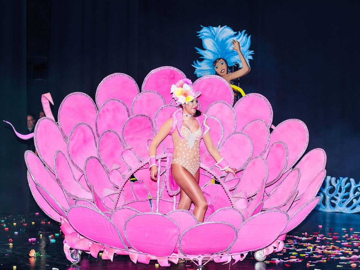 Elegancia y color en los trajes de papel en Águilas