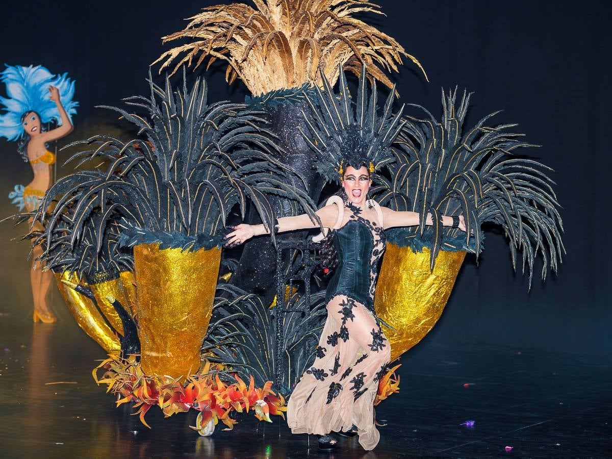 Elegancia y color en los trajes de papel en Águilas