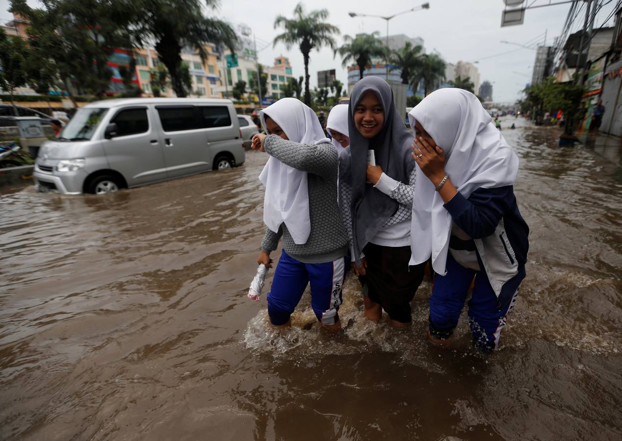 El agua inunda las calles