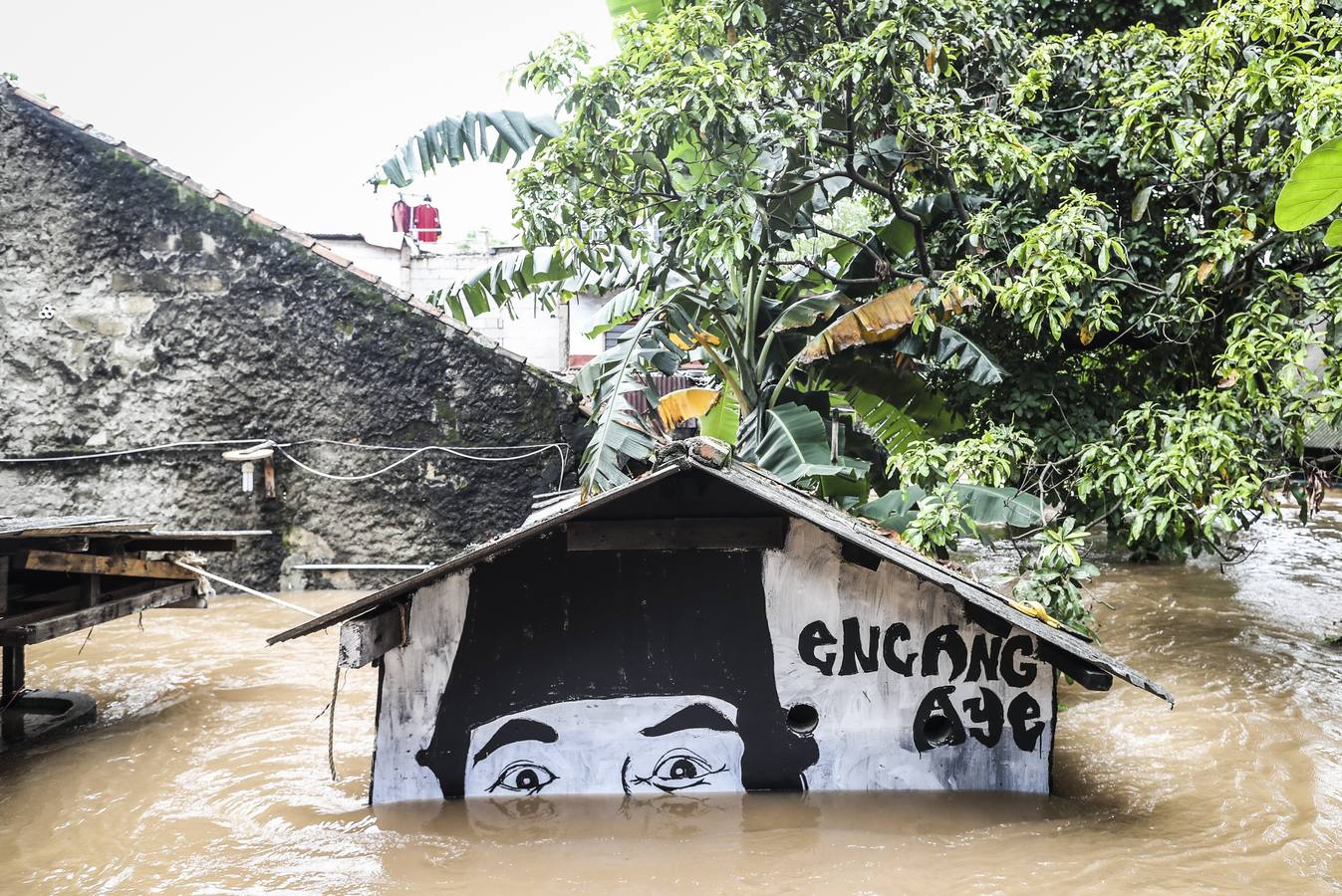 El agua inunda las calles